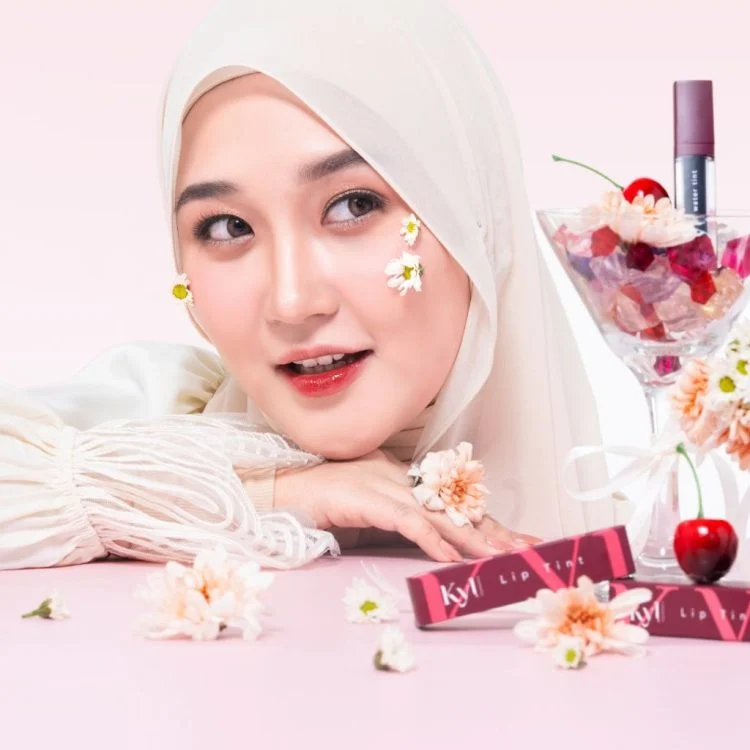 Rahasia Flawless Kayla Nadira: Perpaduan Skincare Premium, Blurring Pori, dan Kilau ‘Glasting’ yang Tahan Lama